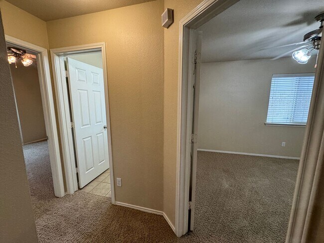 Foto del edificio - 6908 Golden Oak Ln