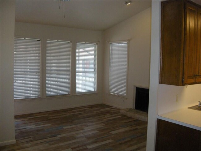 Foto del edificio - UT PRE-LEASE: 1 Bed / 1 Bath West Campus C...