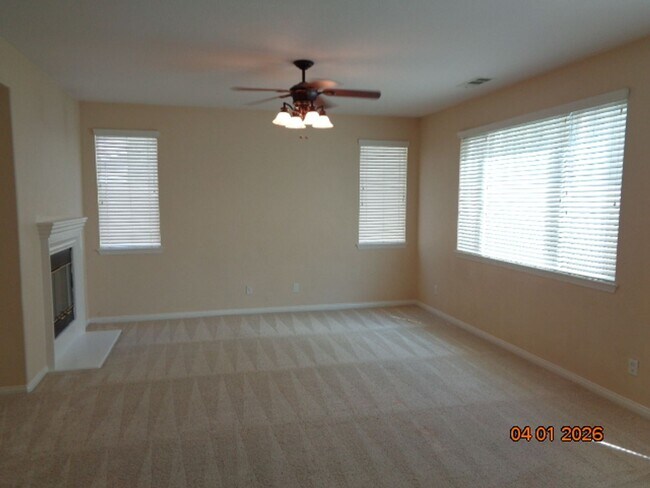 Foto del edificio - Spacious Quartz Hill 2 Story Home Offering 3663 sq. ft. and was Built in 2004