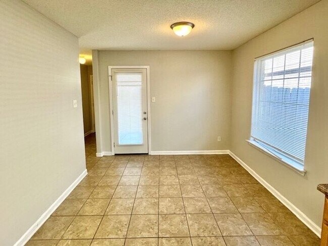 Foto del edificio - Now Leasing a 3 Bedroom 2 Bath Home In Cor...