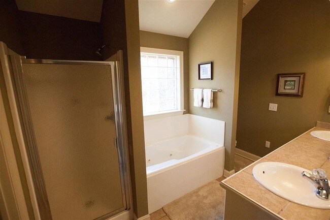 Building Photo - 317 Kings Ridge Cir