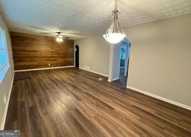 Foto del edificio - 452 Windsor Dr SW