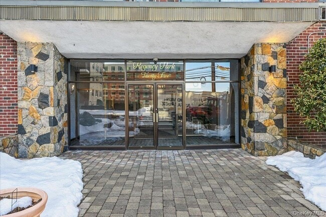 Building Photo - 25 Lake St