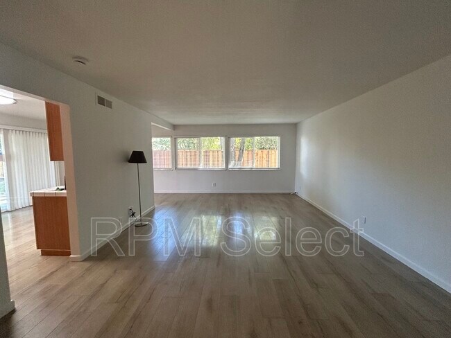 Foto del edificio - 855 Gaylene Ct