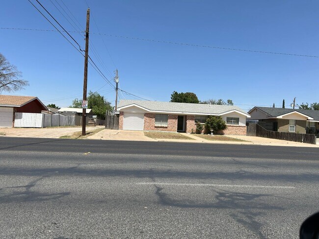 Building Photo - Need more space?  This house is for you!!!!!