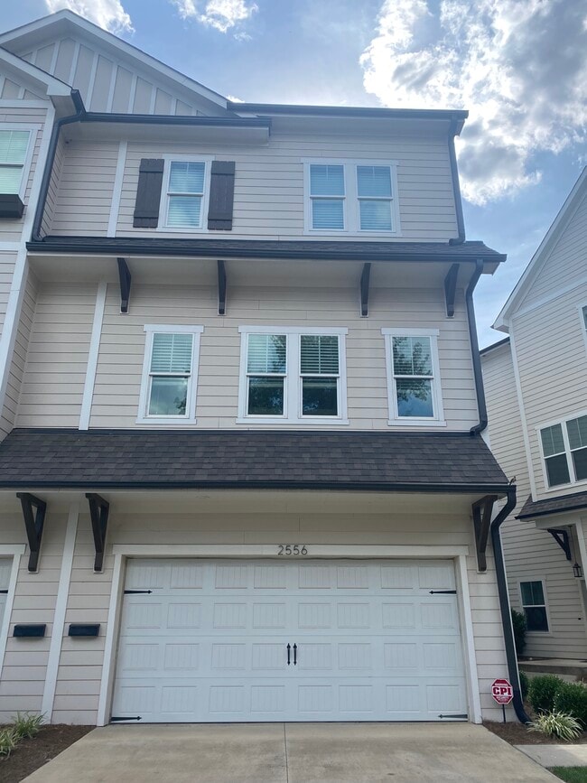 Building Photo - 2556 Vail Ave