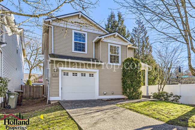 Building Photo - Cozy Two-Level Home in Hillsboro with a Fe...