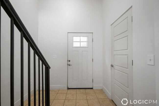 Foto del edificio - Stunning Townhome in Central Murray Location!