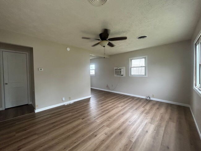 Building Photo - 2 Bedroom House-Available Now!