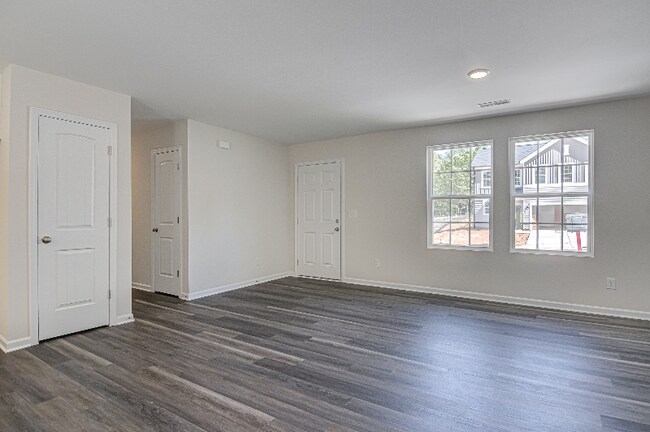Foto del edificio - 1325 W Sedgefield Dr