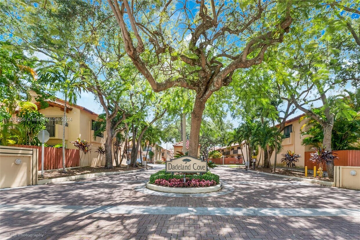 Primary Photo - 10086 SW 77th Ct