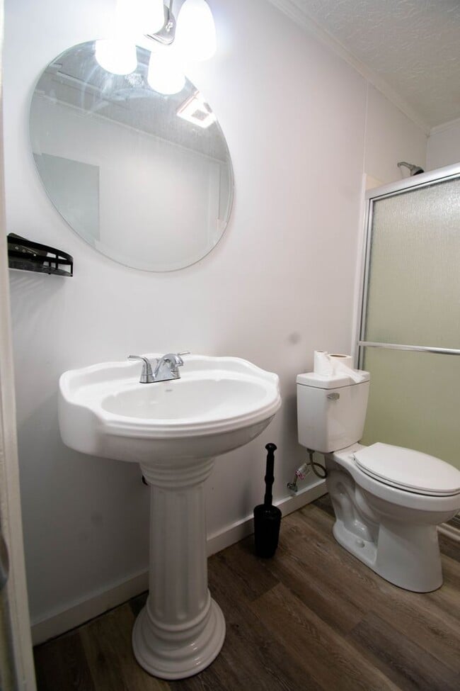 Building Photo - 2 Bedroom 1 Bathroom Updated Apartment