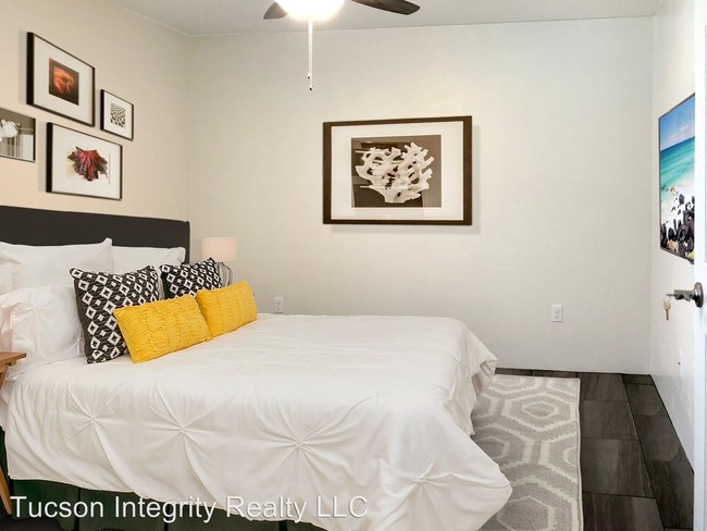 Building Photo - 8 br, 6 bath Room For Rent - 1121 E. 8th St.