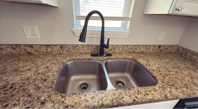 Foto del edificio - 2160 Schumacher Ave