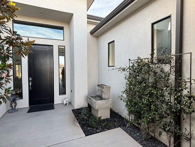 Building Photo - Have It Your Way! Furnished or Unfurnished...