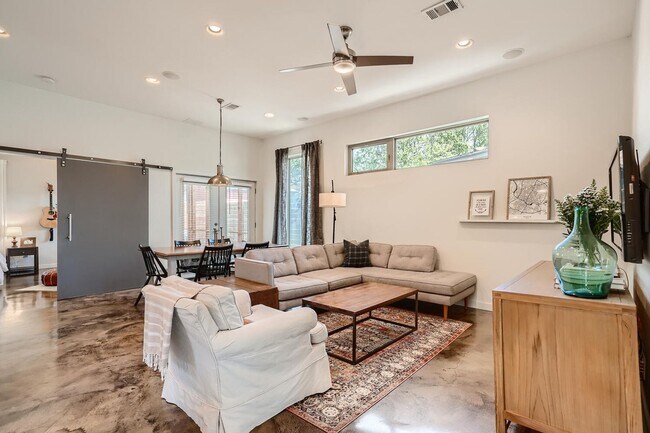 Foto del edificio - Home for Lease In East Downtown Austin Holly District