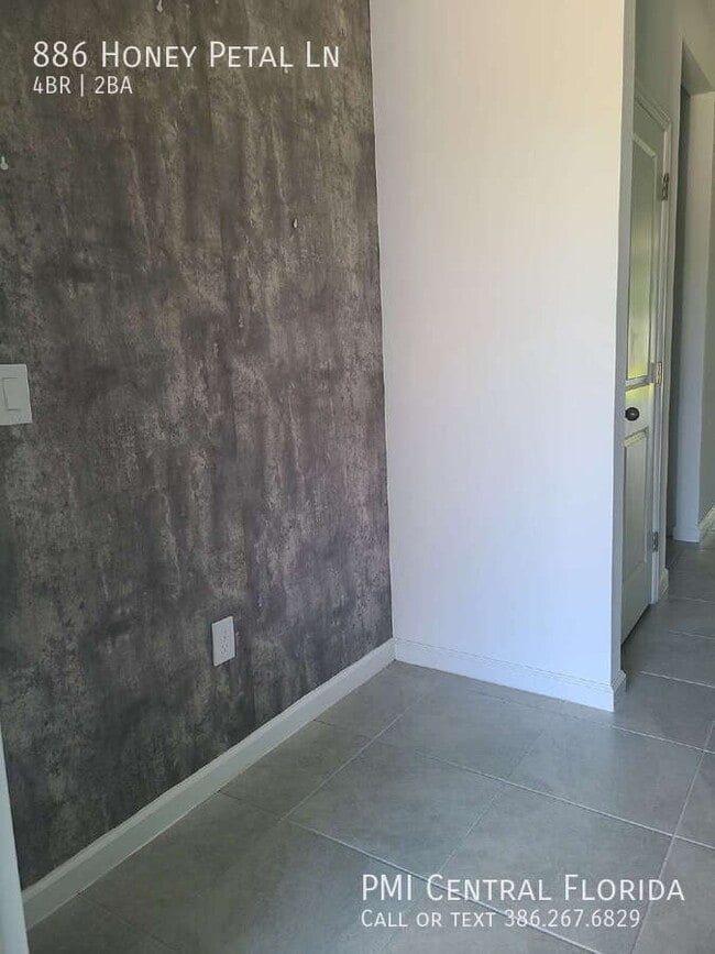 Foto del edificio - 886 Honey Petal Ln