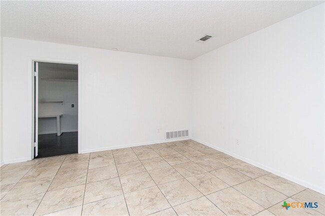 Foto del edificio - 1201 Hughes Ave