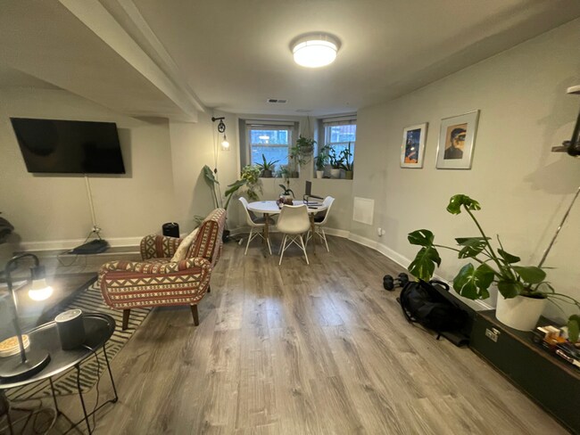 Foto del edificio - 2628 N Whipple St
