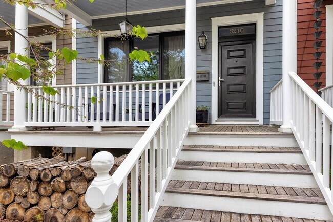 Building Photo - Charming 4BR Townhome in Mount Rainier
