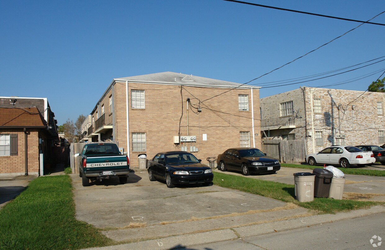 Primary Photo - 2116 Manson Ave