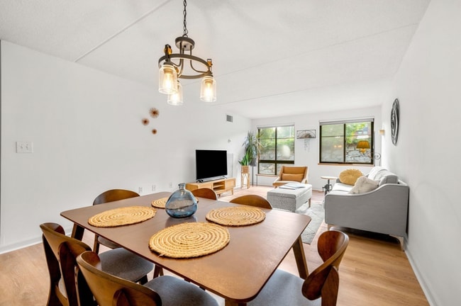 Foto del edificio - 100 Ledgewood Dr