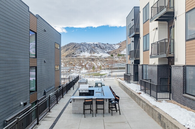 Building Photo - Canyon View