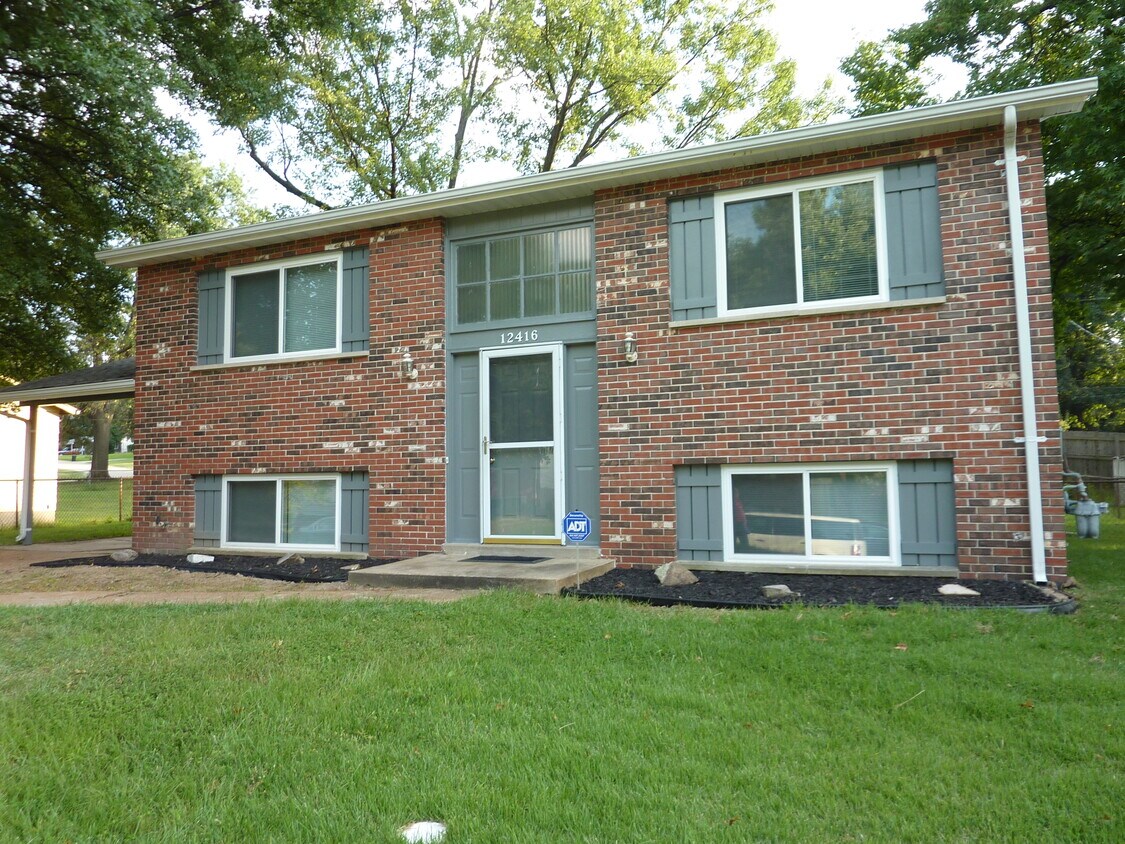12416 Roth Hill Dr, Maryland Heights, MO 63043 House Rental in