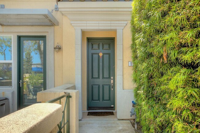 Foto del edificio - Modern Tri-Level Townhouse Just ½ Mile to BART