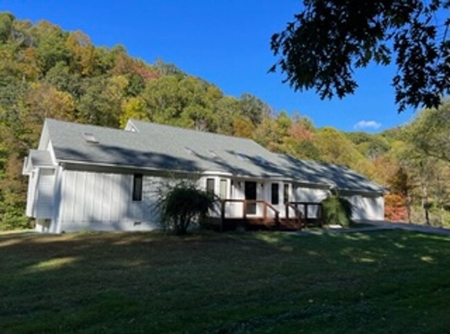 Building Photo - 250 River Run Rd