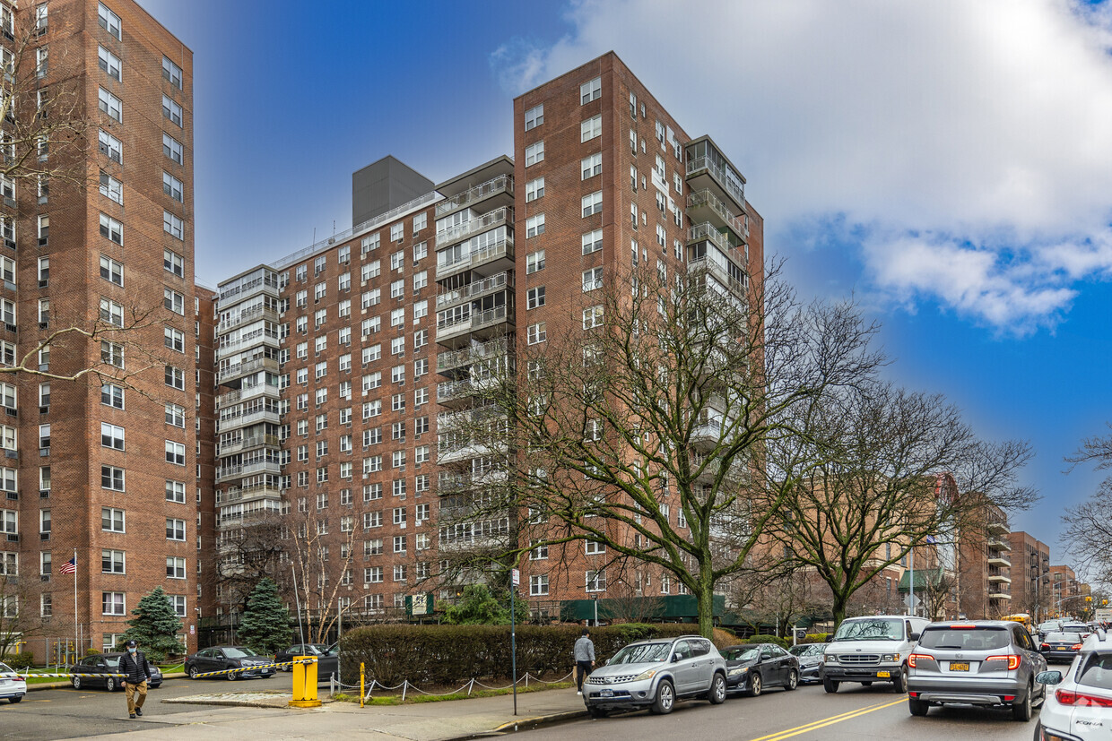 13810 Franklin Ave - Carlyle Towers