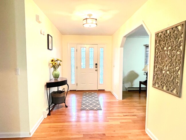Building Photo - 84 Baiting Hollow Ln