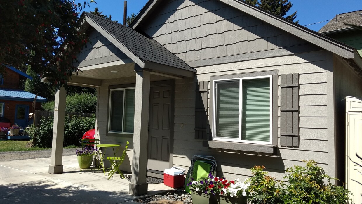 Primary Photo - 11 NW Hixon Ave