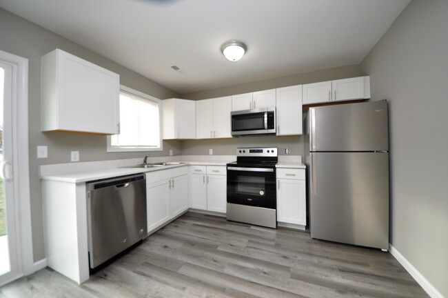 Townhome kitchen - Beautifully Renovated Apartments in Peacef...