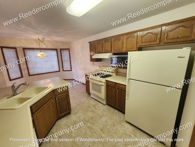 Building Photo - Spacious 3 bedroom 2 bathroom townhouse