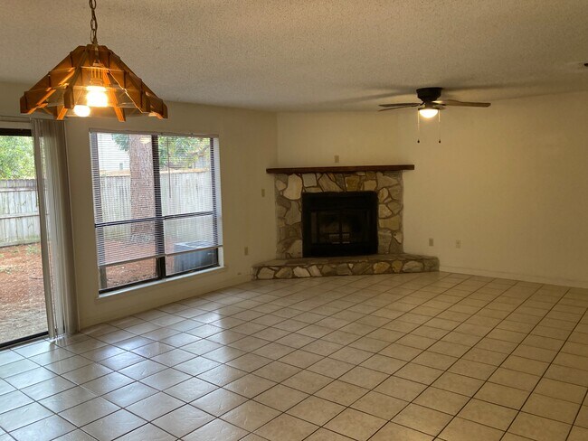 Sala de estar con chimenea - 42 7th Ave