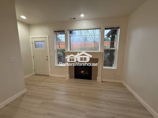 Building Photo - Modern condo, conveniently located!