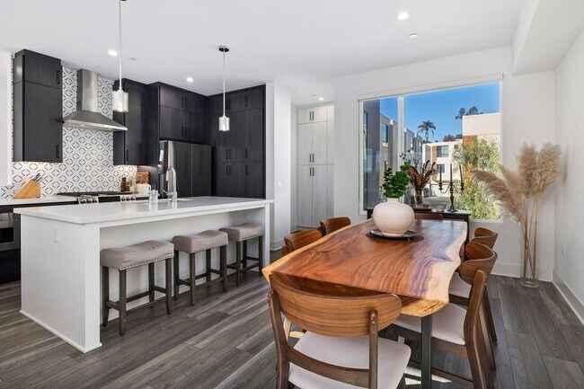 Building Photo - Beautiful upgraded 3 bedroom townhome with 2 car garage!