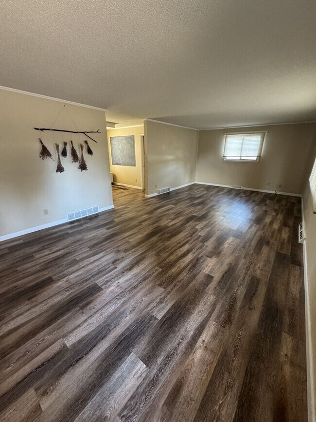 Foto del edificio - STUDENTS WELCOME! 5-Bedroom / 3-Bathroom Tri-Level Home Two Miles from CSU