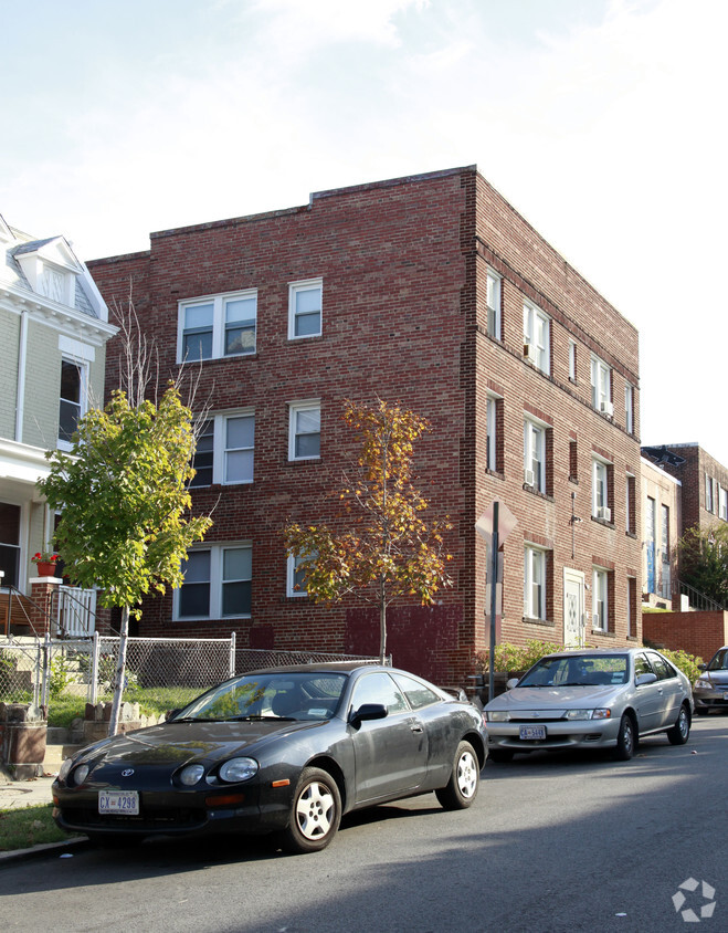 Building Photo - 733 Hobart Pl NW