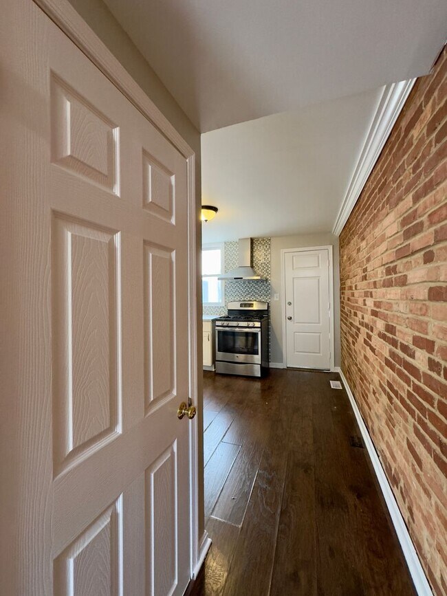 Building Photo - Charming 2 Bedroom/1 Bathroom Townhome in ...