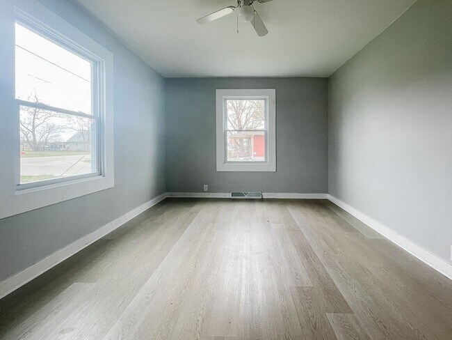 Building Photo - Natural Light