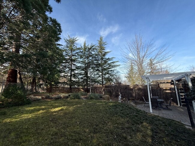 Building Photo - One bedroom/One Bath Apartment with outdoor space on quiet flag lot!  Available Now