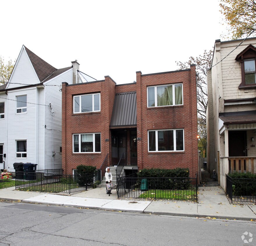 Photo du bâtiment - 195-201 Logan Ave