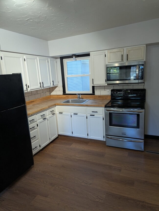Building Photo - 217 1st St W