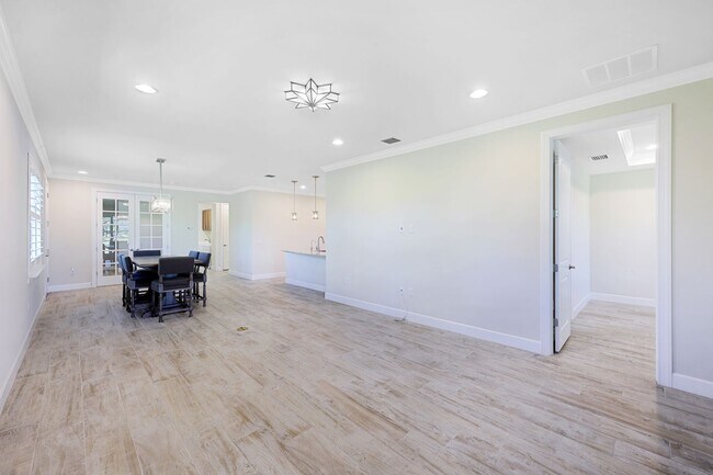Building Photo - 7561 Jacaranda Ln