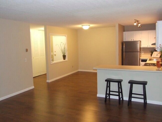 Foto del edificio - 10211 Cedar Lake Rd