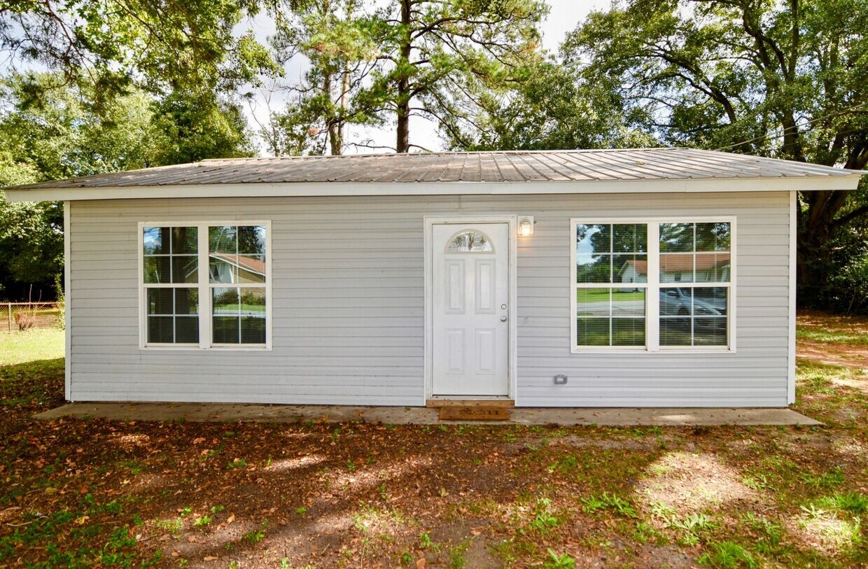 Foto principal - $1025 - 2 bed/1 bath house for rent off Mi...