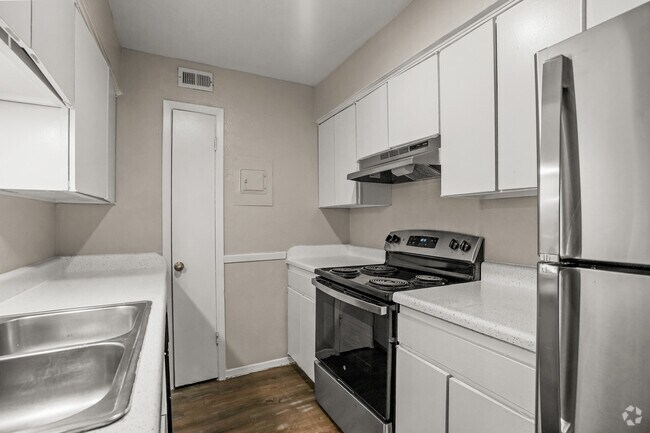 2BR, 2BA - 656SF - Kitchen - Woodwind