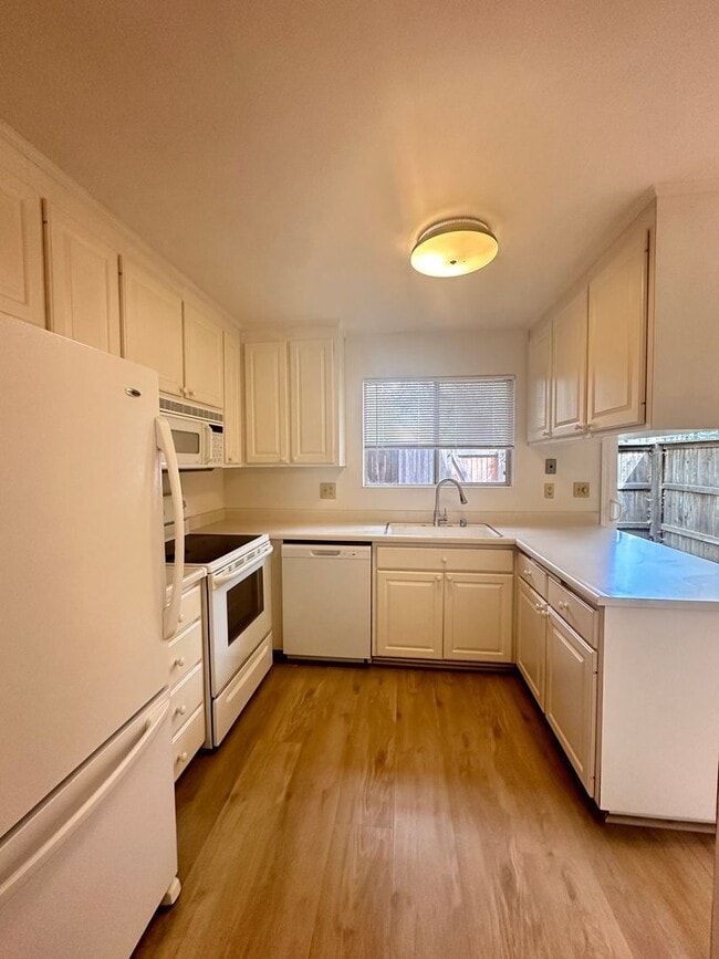 Foto del edificio - Unit with updated flooring!